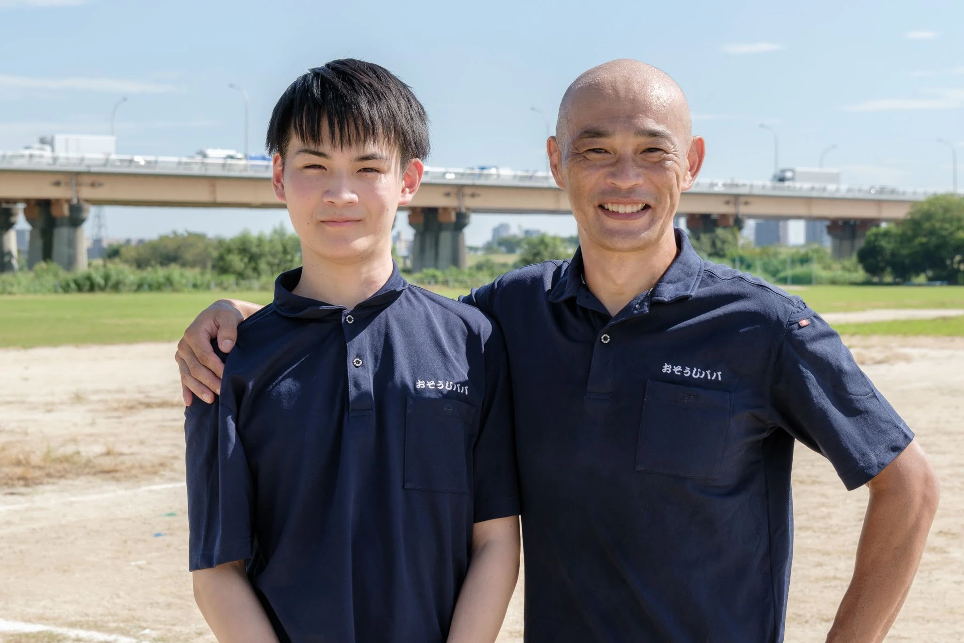 おそうじパパのユニフォーム姿の2人