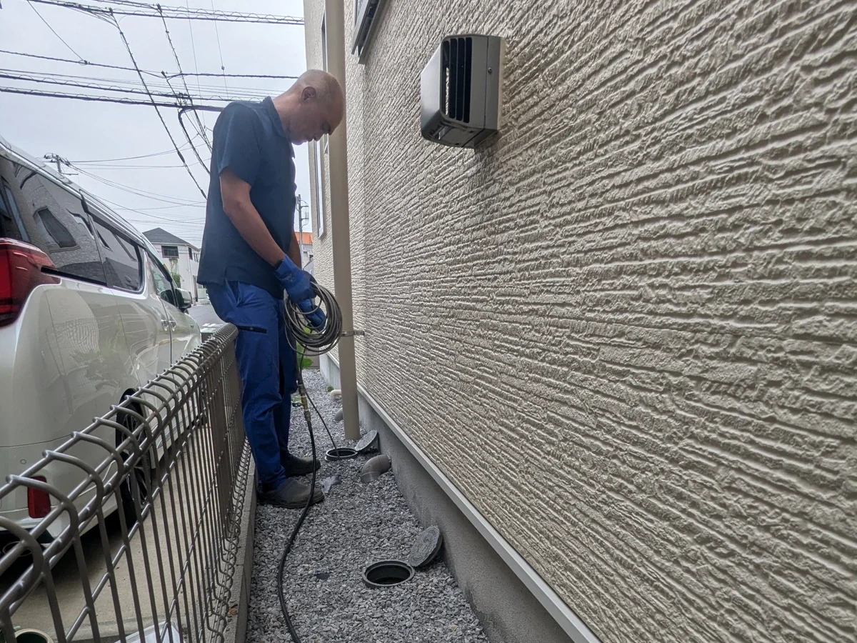 屋外の排水マスから高圧洗浄ホースを入れる