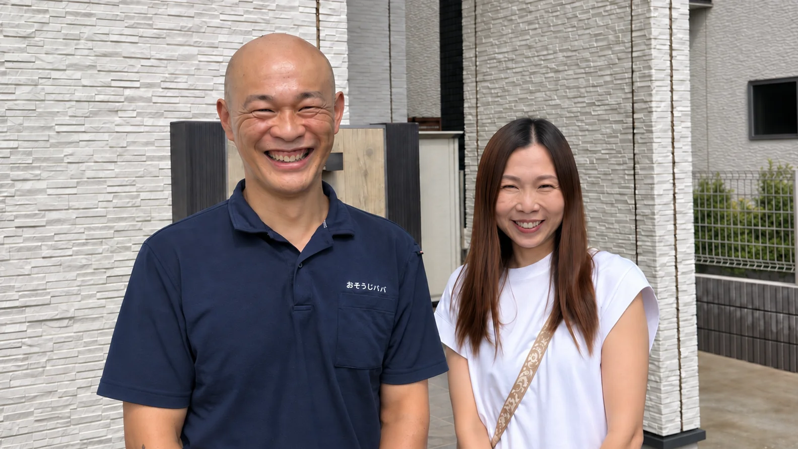 家の前での前田信広と女性の写真